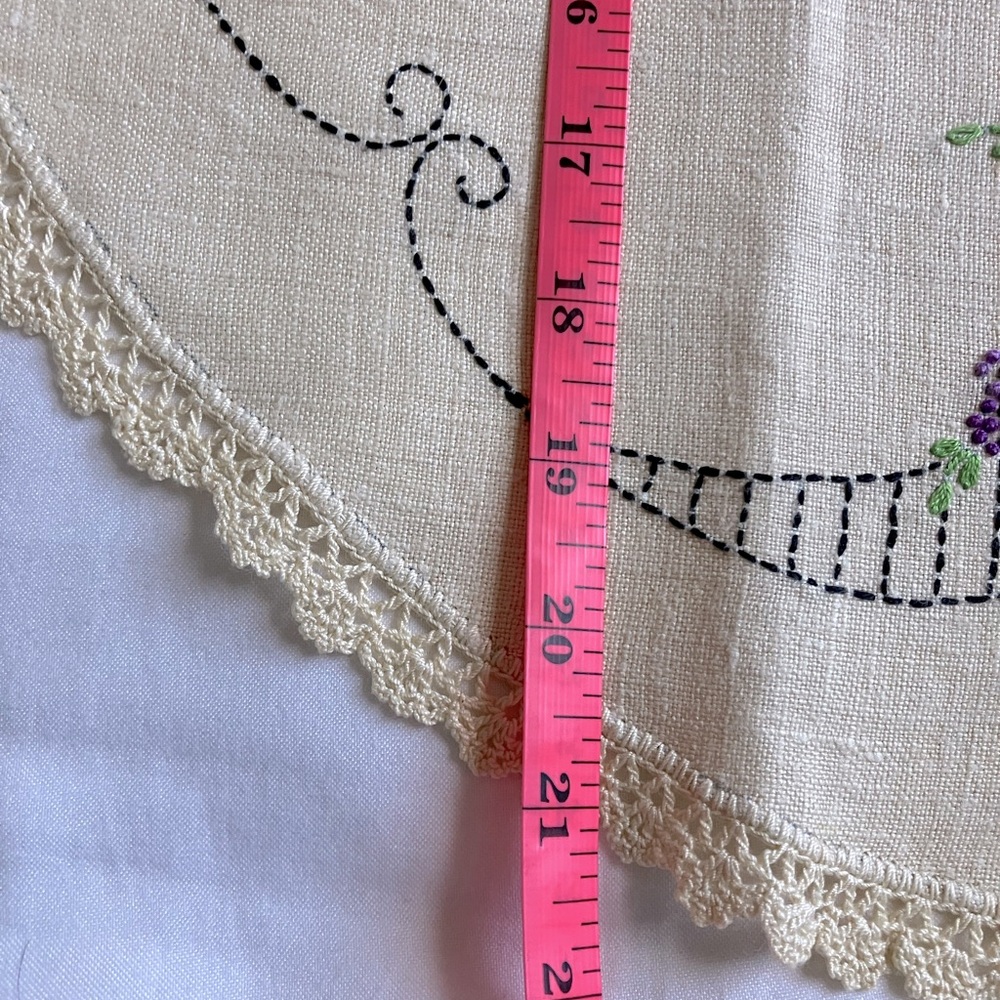 VINTAGE Embroidered Round Linen Tablecloth Diolies with Hand Embroidered… - Picture 8 of 8